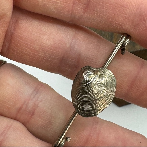 Vintage clam shell textured collar pin silver tone - Picture 6 of 7